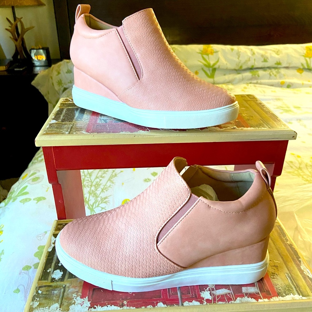 Wedge shoes . Size 8 light pink. New!